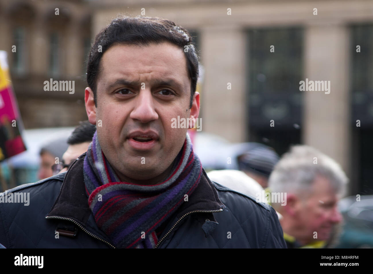 Glasgow, Ecosse, Royaume-Uni. 17 mars, 2018. Une marche contre le racisme a eu lieu à Glasgow, les manifestants marchant à travers le centre-ville de George Square. Les manifestants ont protesté contre la hausse continue dans le racisme, la haine, l'antisémitisme et l'Islamophobie, et l'augmentation de l'extrême droite à travers le monde. La marche a été organisée par la coalition, Stand Up au racisme, qui est pris en charge par les organismes de bienfaisance, des syndicats et d'autres, et a mobilisé des milliers de participants. Sur la photo est Anas Sarwar MSP. Iain McGuinness / Alamy Live News Banque D'Images