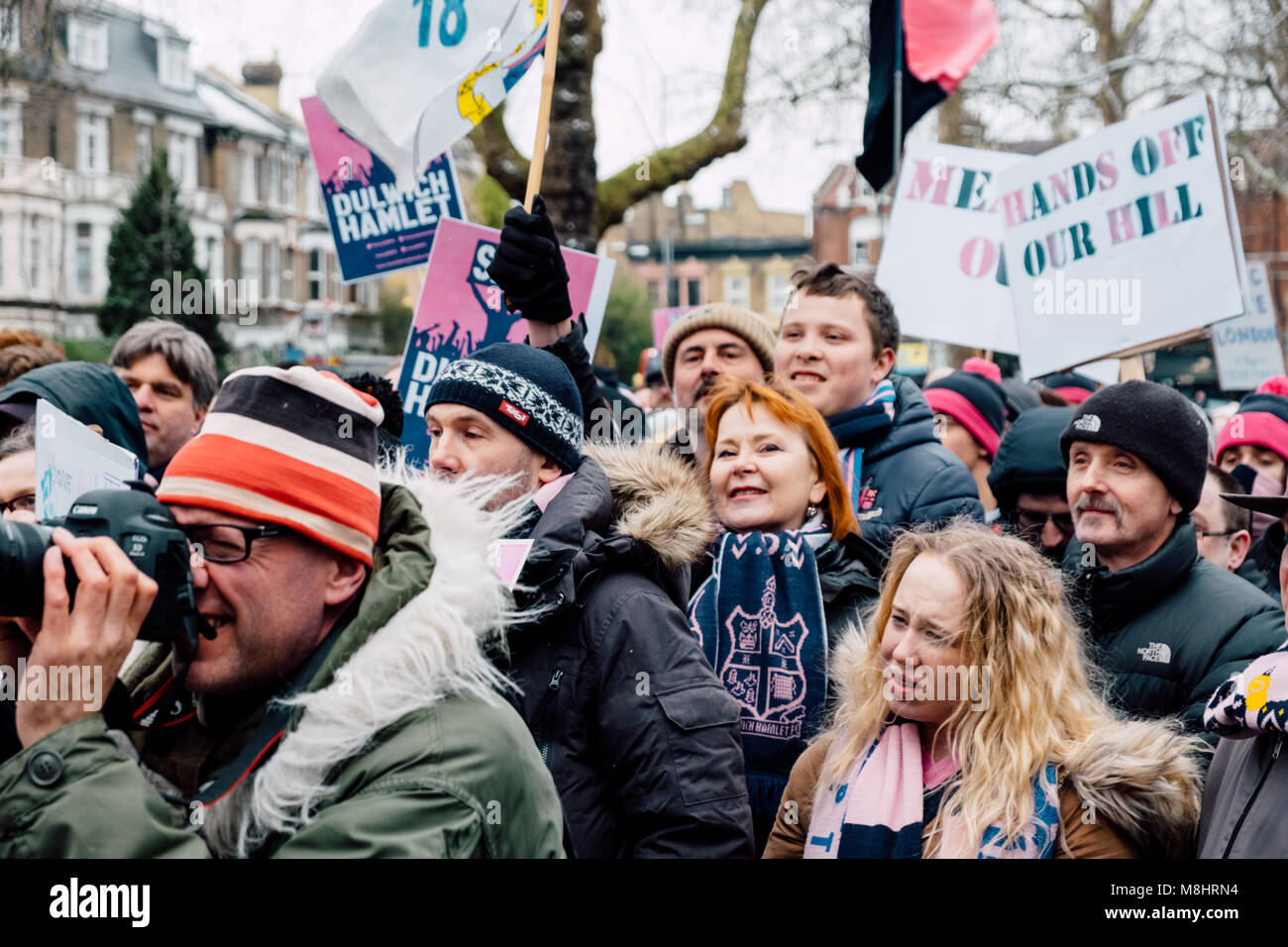 East Dulwich, Londres, samedi 17 mars 2018. Des milliers de fans s'est déclaré en faveur de Dulwich Hamlet Football Club qui ont été expulsés de leurs terres par property developer Meadows, Meadows après avoir refusé l'autorisation de planification ont été pour le réaménagement du site. Crédit : Tom Leighton/Alamy Live News Banque D'Images