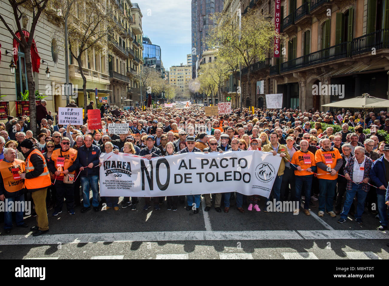Barcelone, Catalogne, Espagne. Mar 18nd, 2018. L'avant de la manifestation pour les retraites équitable. Les retraités et les jeunes de l'ensemble autour de l'Espagne ont pris part à une manifestation pour protester contre le plan du gouvernement pour qu'augmenter leur pension de 0,25  % Crédit : Eduardo Fuster Salamero/Alamy Live News Banque D'Images