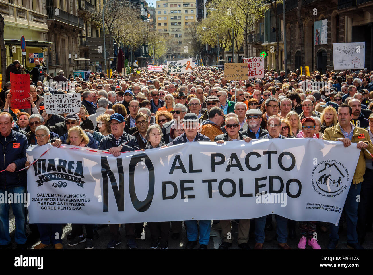 Barcelone, Catalogne, Espagne. Mar 18nd, 2018. L'avant de la manifestation pour les retraites équitable. Les retraités et les jeunes de l'ensemble autour de l'Espagne ont pris part à une manifestation pour protester contre le plan du gouvernement pour qu'augmenter leur pension de 0,25  % Crédit : Eduardo Fuster Salamero/Alamy Live News Banque D'Images