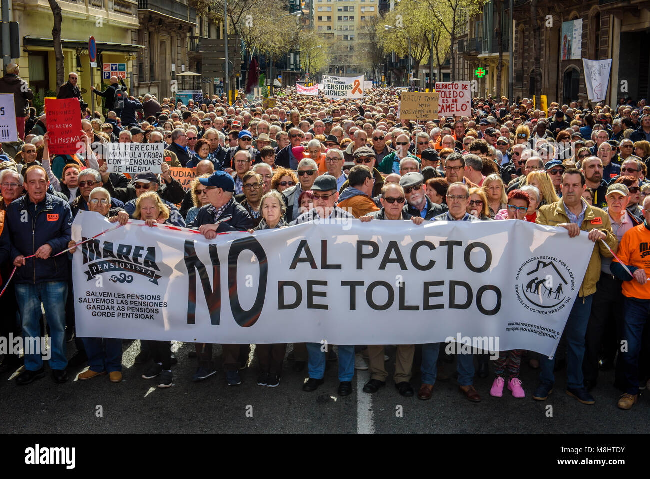 Barcelone, Catalogne, Espagne. Mar 18nd, 2018. L'avant de la manifestation pour les retraites équitable. Les retraités et les jeunes de l'ensemble autour de l'Espagne ont pris part à une manifestation pour protester contre le plan du gouvernement pour qu'augmenter leur pension de 0,25  % Crédit : Eduardo Fuster Salamero/Alamy Live News Banque D'Images
