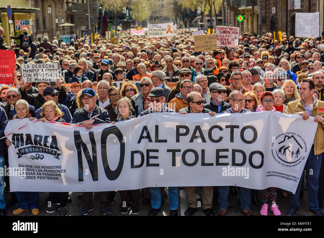 Barcelone, Catalogne, Espagne. Mar 18nd, 2018. L'avant de la manifestation pour les retraites équitable. Les retraités et les jeunes de l'ensemble autour de l'Espagne ont pris part à une manifestation pour protester contre le plan du gouvernement pour qu'augmenter leur pension de 0,25  % Crédit : Eduardo Fuster Salamero/Alamy Live News Banque D'Images