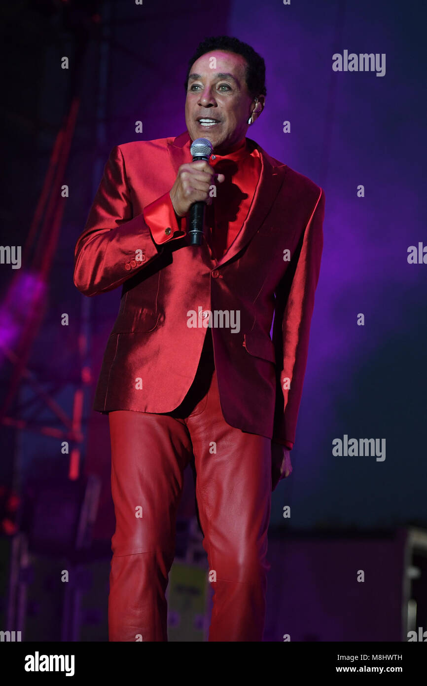 Jardins de Miami en Floride, USA. 17Th Mar, 2018. Smokey Robinson effectue pendant 1 jours au Jazz dans les jardins à côté du stade de Rock le 17 mars 2018 à Miami Gardens, en Floride. Credit : Mpi04/media/Alamy Punch Live News Banque D'Images