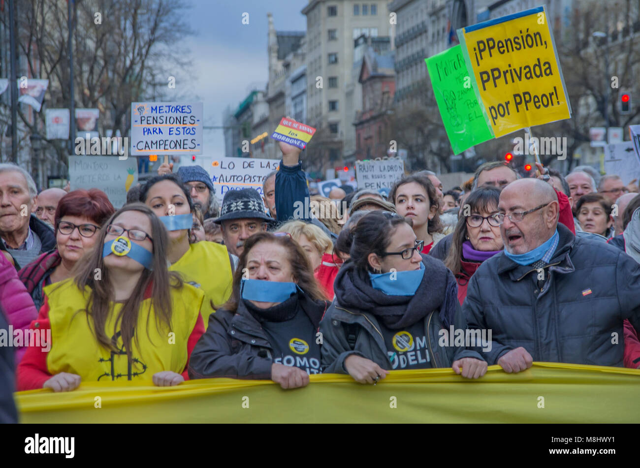 Madrid, Espagne. 17 mars 2018. Des milliers d'pensionists ont pris les rues de Madrid pour protester contre les réductions des pensions. Credit : Lora Grigorova/Alamy Live News Banque D'Images