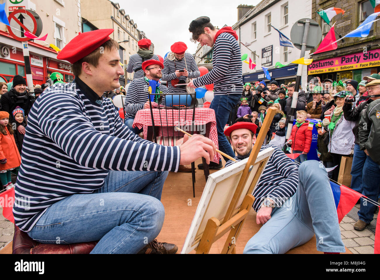 Les participants de la parade de la St Patrick célébrer la fête nationale irlandaise et le saint patron de l'Irlande le Samedi, Mars 17, 2017, Galway, Irlande.Saint Patrick's Day est la fête nationale de l'Irlande et a lieu chaque année le 17 mars. Les personnes organisent des défilés et des festivités à la tradition culture irlandaise ce jour-là. Le principal symbole de la cérémonie est trèfle et la tradition est de porter des vêtements verts comme le vert est la couleur nationale de l'Irlande. Le jour de la Saint Patrick est spécial est célébré partout dans le monde. Credit : Szymon Barylski/Alamy Live News Banque D'Images