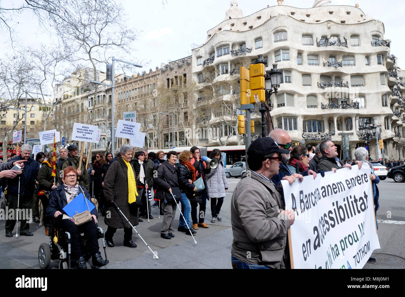 Barcelone, Espagne. 17Th Mar, 2018. Des centaines de personnes avec différents handicaps, la cécité, handicap, handicapés physiques protester dans le Paseo de Gracia de Barcelone pour réclamer une meilleure accessibilité dans la ville de Barcelone, les transports publics, les rues, les centres commerciaux, etc. Le 17 mars 2018 à Barcelone, Espagne. foto : Rosmi Duaso/Alamy live news Banque D'Images