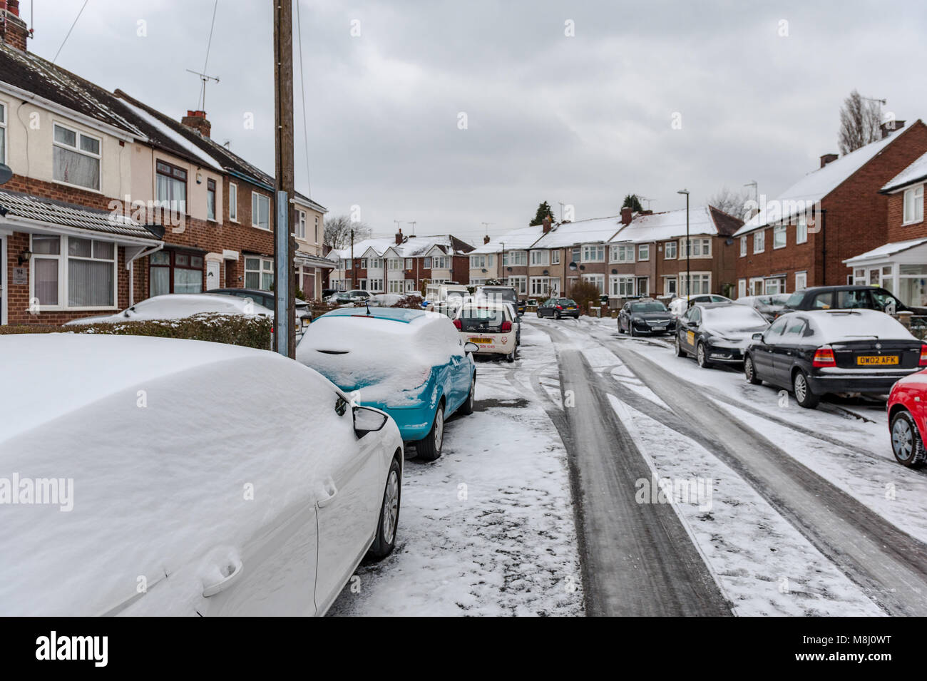 Coventry, Royaume-Uni. 18 mars 2018. Après une nuit de neige, les routes se sont tournées vers la glace, rendant les conditions de conduite très dangereuses. Un avertissement de temps d'ambre pour la neige et la glace est toujours en place avec des températures amèrement froides attendues pour le reste de la journée. Crédit : AG News/Alay Live News. Banque D'Images