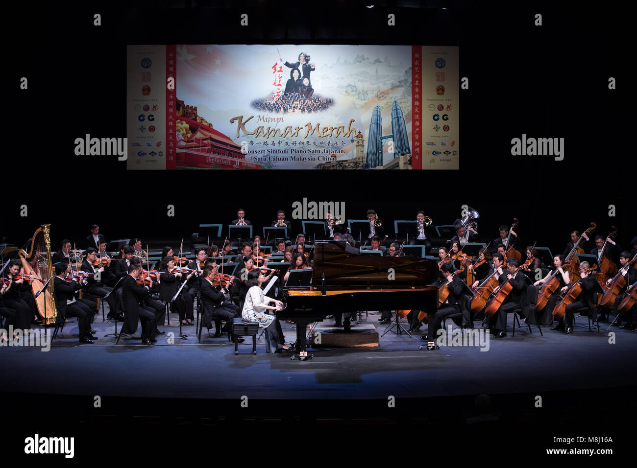 Kuala Lumpur, Malaisie. 17Th Mar, 2018. Pianiste malaisien Claudia Yang (avant) et les musiciens de l'Orchestre Symphonique National de Chine effectuer au cours de la 'route' et de la courroie d'Malaysia-China amitié piano concert symphonique en 3151 Budaya à Kuala Lumpur, Malaisie, le 17 mars 2018. Credit : Zhu Wei/Xinhua/Alamy Live News Banque D'Images