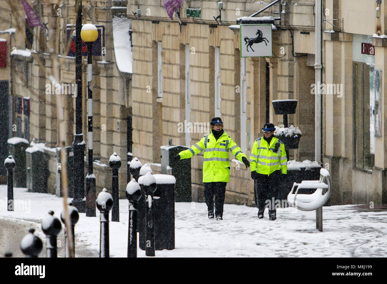 Chippenham, UK, 18 mars 2018. Fortes chutes de neige comme deux agents de soutien communautaire de la police sont représentés comme ils marchent le long de la rue principale à Chippenham, Wiltshire. Credit : lynchpics/Alamy Live News Banque D'Images