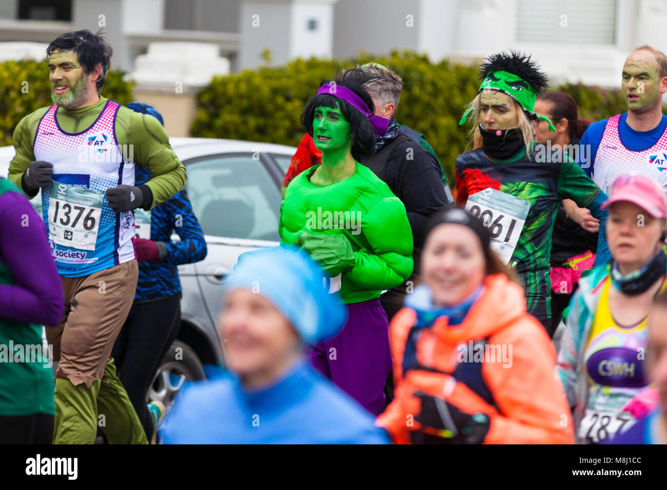 Hastings, East Sussex, UK. 18 Mar, 2018. Très froid avec un facteur éolien de -7°C et un ciel couvert ce matin ne sera pas gâcher le plaisir de ces coureurs de marathon la collecte de fonds pour la charité. Organisé par le Lions Club Hastings l'événement s'est passé depuis 1985. Un peu plus de 3000 participants se sont inscrits pour courir. Ce demi-marathon est considérée par certains comme un échauffement pour le marathon de Londres en avril. Crédit photo : Paul Lawrenson / Alamy Live News Banque D'Images