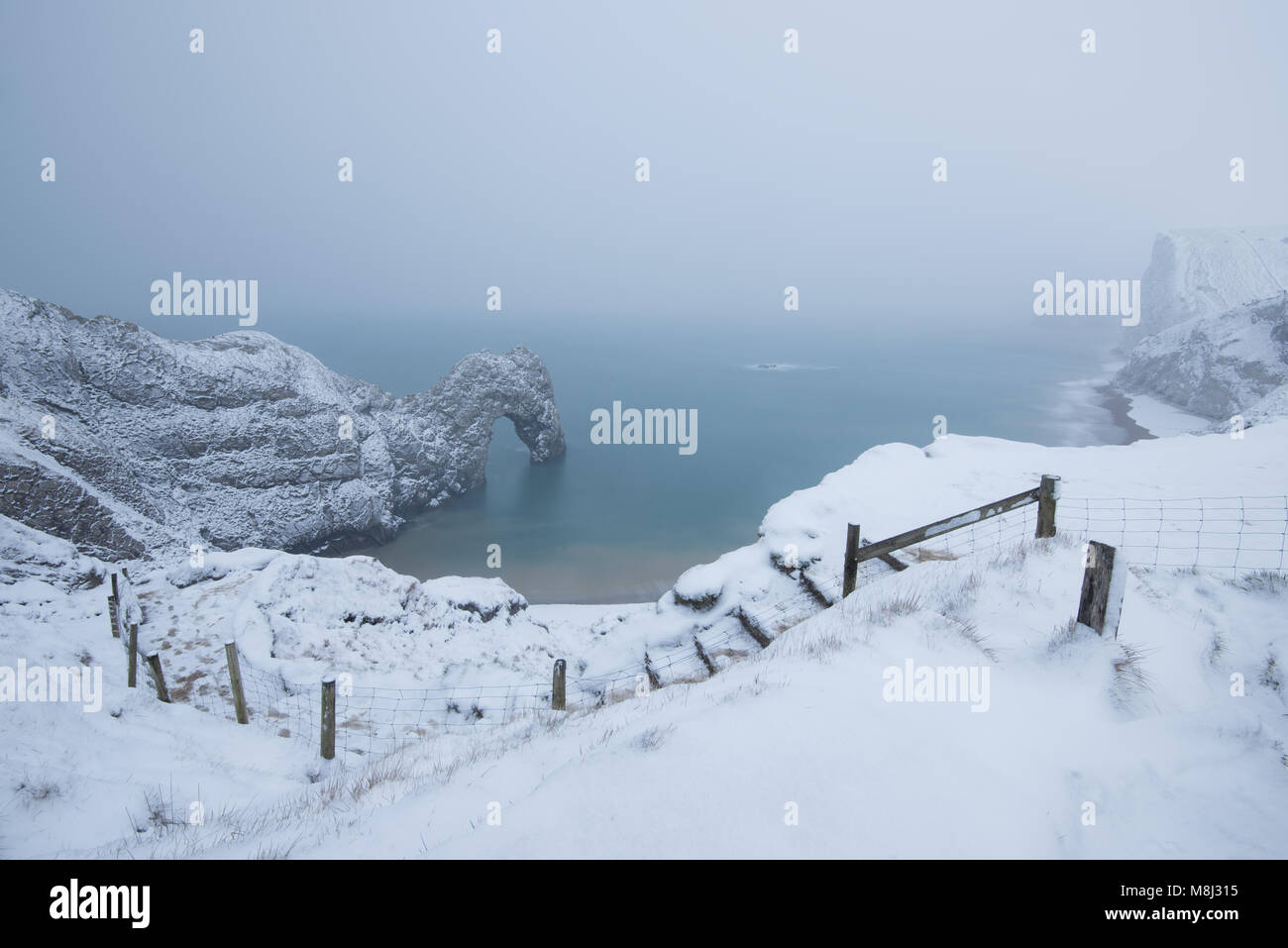 À l'égard Durdle Door et les Chauves-souris tête sur Dorsets Côte Jurassique pendant une tempête de neige bête de l'Est en mars 2018 Vachell Crédit : Owen/Alamy Live News Banque D'Images