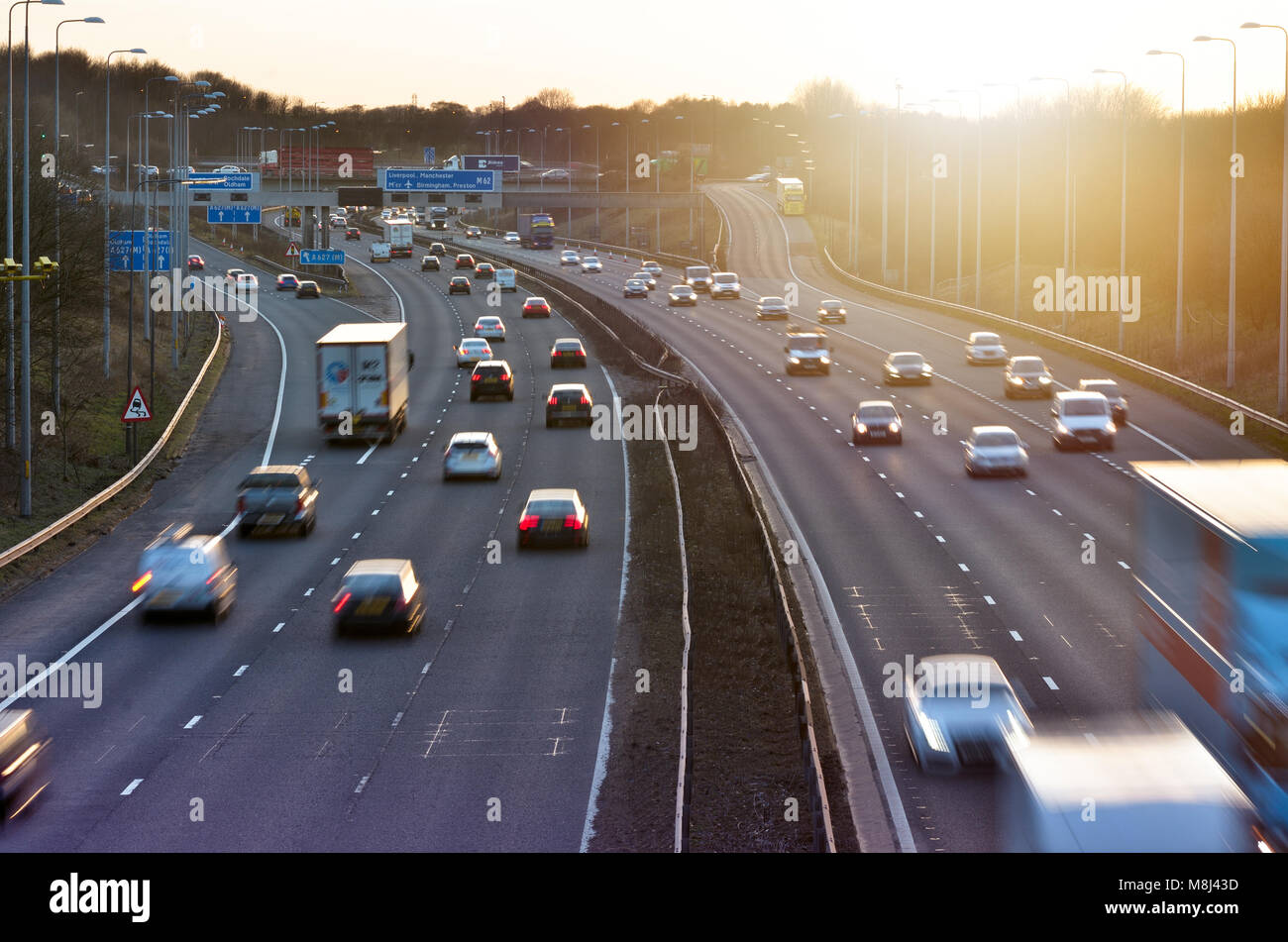 Le trafic important sur la route Banque D'Images