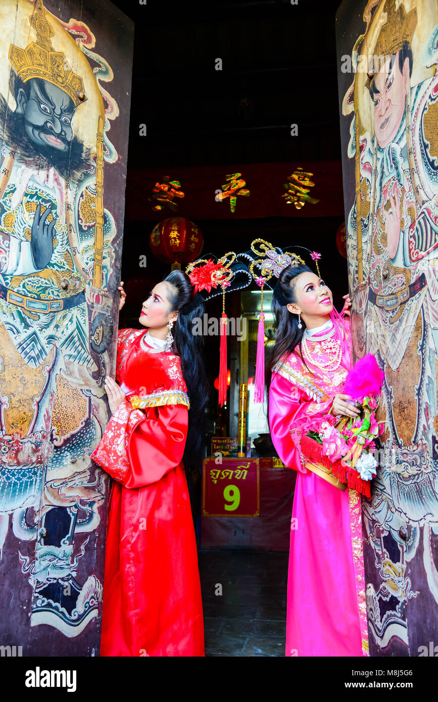 Chachoengsao, Thaïlande - Juillet 14, 2013 : de belles femmes avec des vêtements chinois traditionnel chinois au culte porte avec la peinture de l'ancien soldat en Tha Banque D'Images
