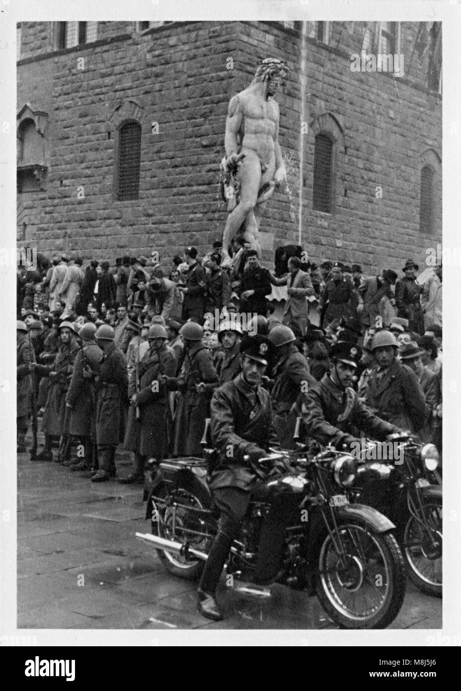 Photo historique de la DEUXIÈME GUERRE MONDIALE : Hitler, Mussolini, Ribbentropp, Ciano, Starace, Bottai visiter Firenze, Italie - le 9 mai, 1938 Banque D'Images