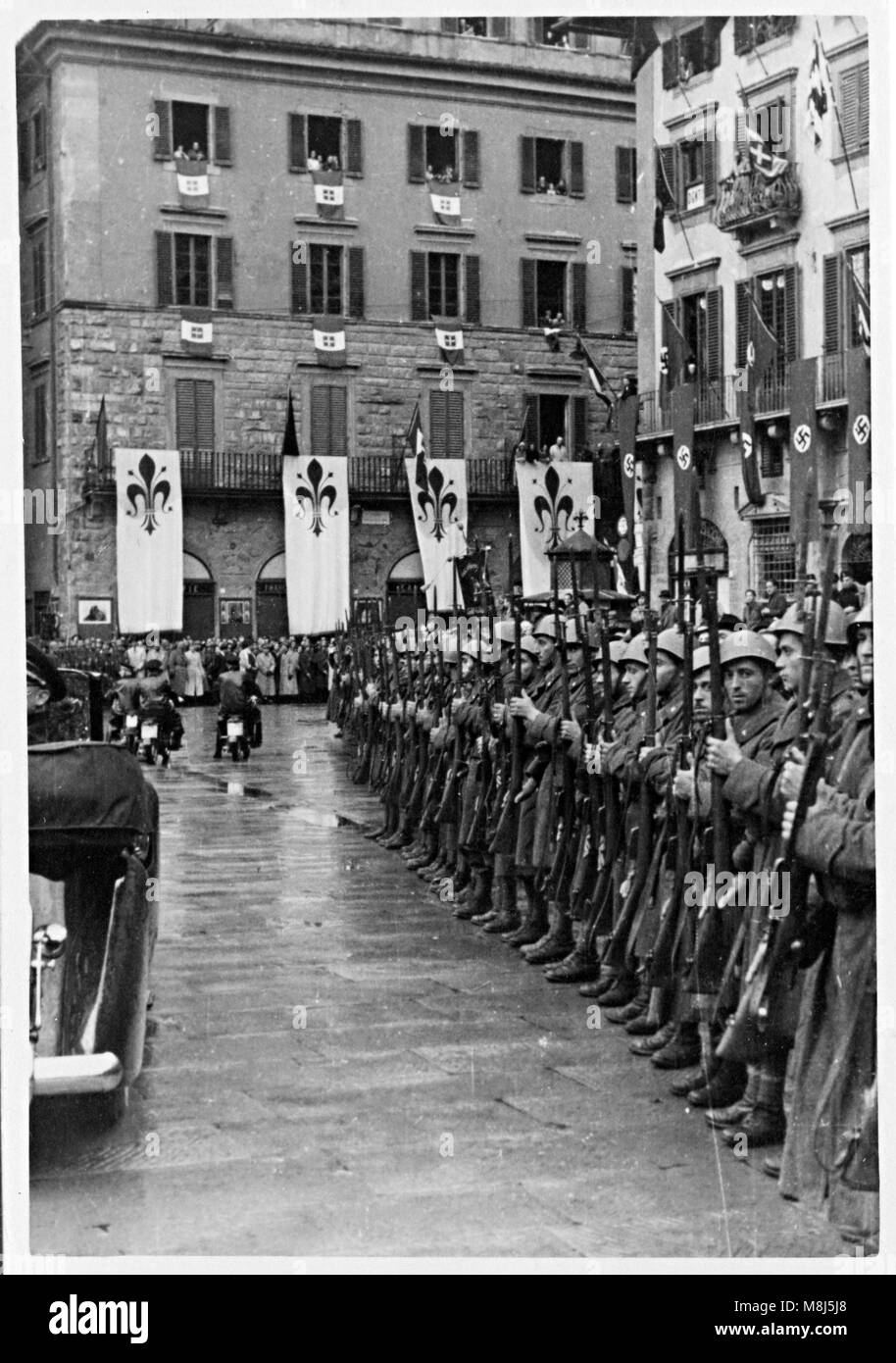 Photo historique de la DEUXIÈME GUERRE MONDIALE : Hitler, Mussolini, Ribbentropp, Ciano, Starace, Bottai visiter Firenze, Italie - le 9 mai, 1938 Banque D'Images