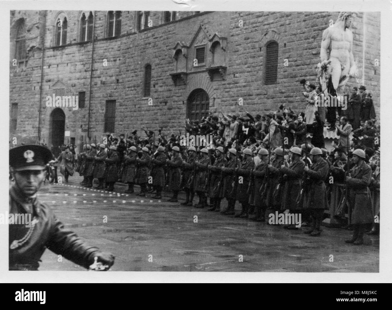 Photo historique de la DEUXIÈME GUERRE MONDIALE : Hitler, Mussolini, Ribbentropp, Ciano, Starace, Bottai visiter Firenze, Italie - le 9 mai, 1938 Banque D'Images