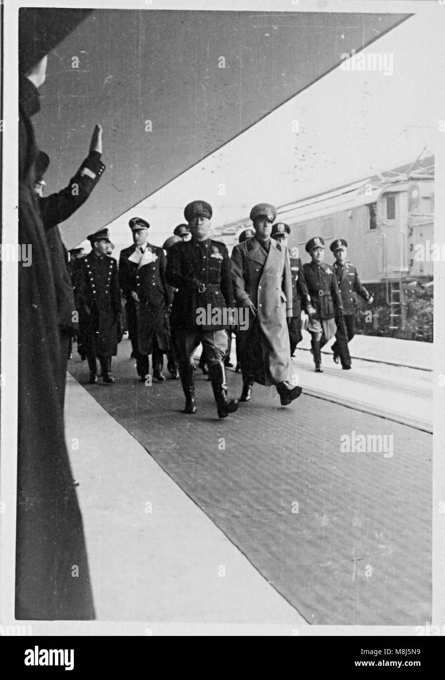 Photo historique de la DEUXIÈME GUERRE MONDIALE : Hitler, Mussolini, Ribbentropp, Ciano, Starace, Bottai visiter Firenze, Italie - le 9 mai, 1938 Banque D'Images