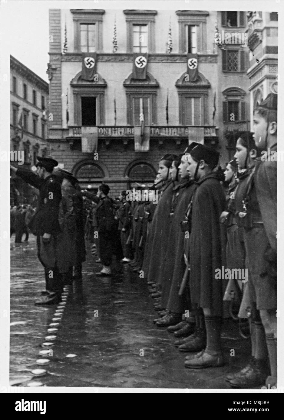 Photo historique de la DEUXIÈME GUERRE MONDIALE : Hitler, Mussolini, Ribbentropp, Ciano, Starace, Bottai visiter Firenze, Italie - le 9 mai, 1938 Banque D'Images