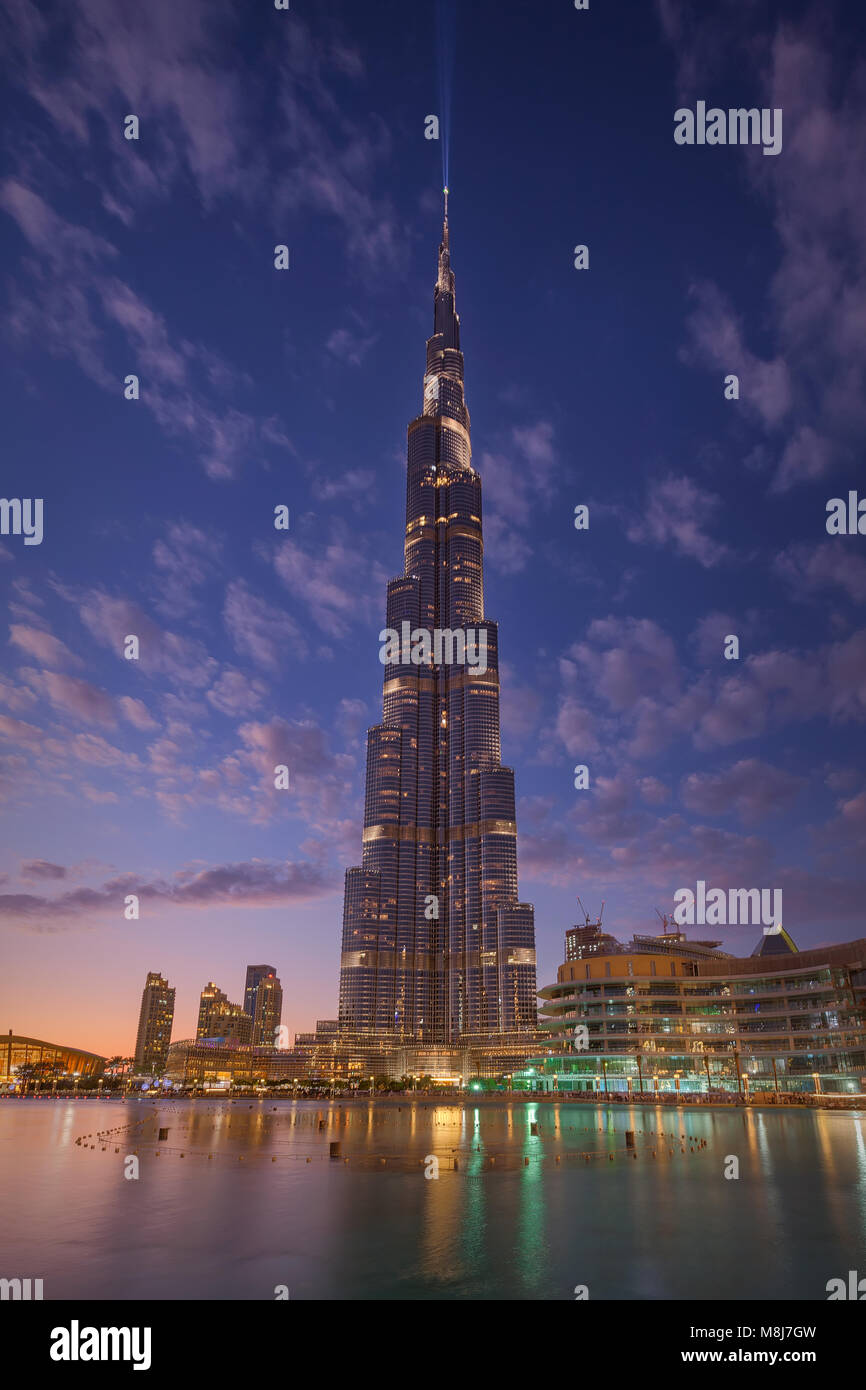 Décoration futuriste sur la célèbre tour Burj Khalifa au beau coucher du soleil Banque D'Images