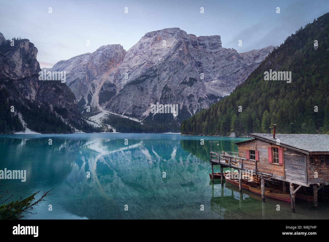 Belle scène de matin au lac Braies - gamme de montagne Dolomites, Italie. Banque D'Images
