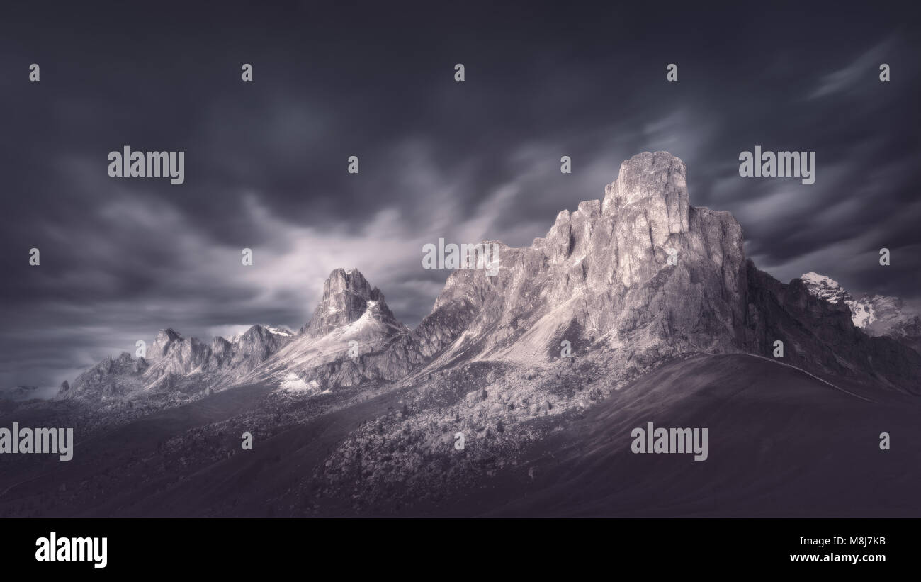 Photo paysage mystique des temps d'exposition près de Giau pass - gamme de montagne Dolomites dans Tyrlol Sud Alpes, Italie. Banque D'Images