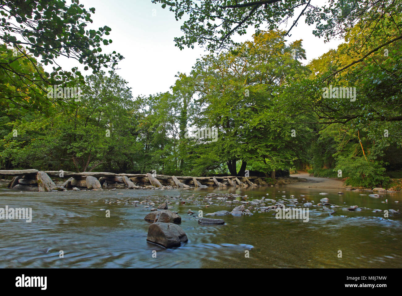 Tarr Étapes clapper médiévale pont traversant la rivière Barle au Parc National d'Exmoor, Somerset, sur un beau matin d'été Banque D'Images