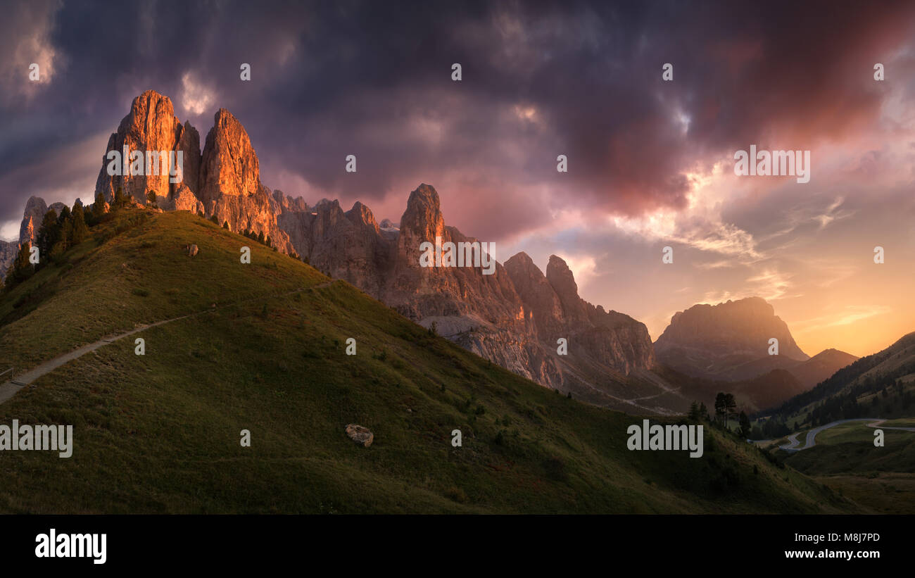 Beau panorama du paysage au coucher du soleil de Gardena pass - gamme de montagne Dolomites, Italie. Banque D'Images