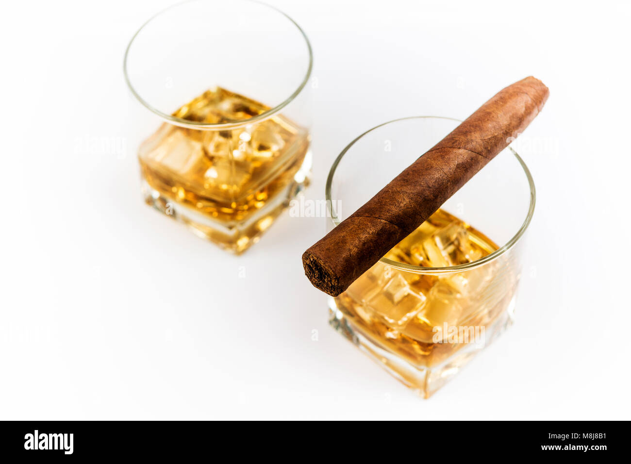 Whisky ou Whiskey ou Bourbon avec de la glace et de cigare, sur fond blanc Banque D'Images