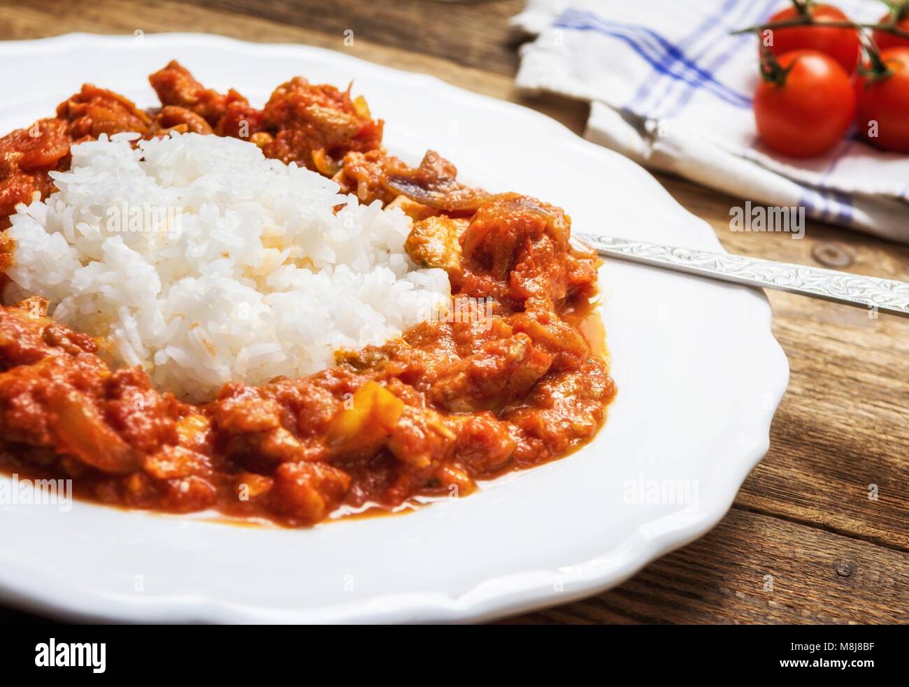 La cuisine indienne traditionnelle. Tikka masala épicé avec du riz sur la table en bois Banque D'Images