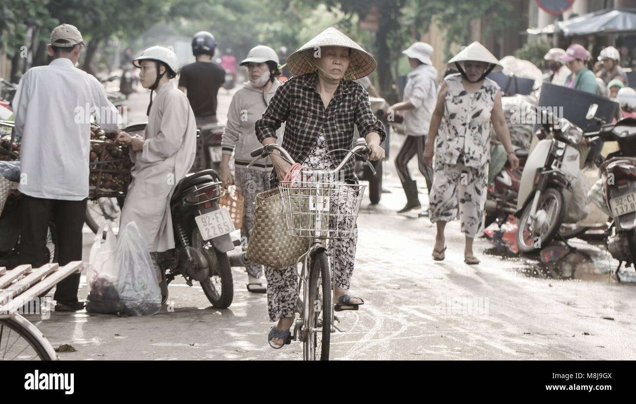 Saigon, Vietnam - Juin 2017 : Femme en location des magasins de la rue du marché, Saigon, Vietnam. Banque D'Images