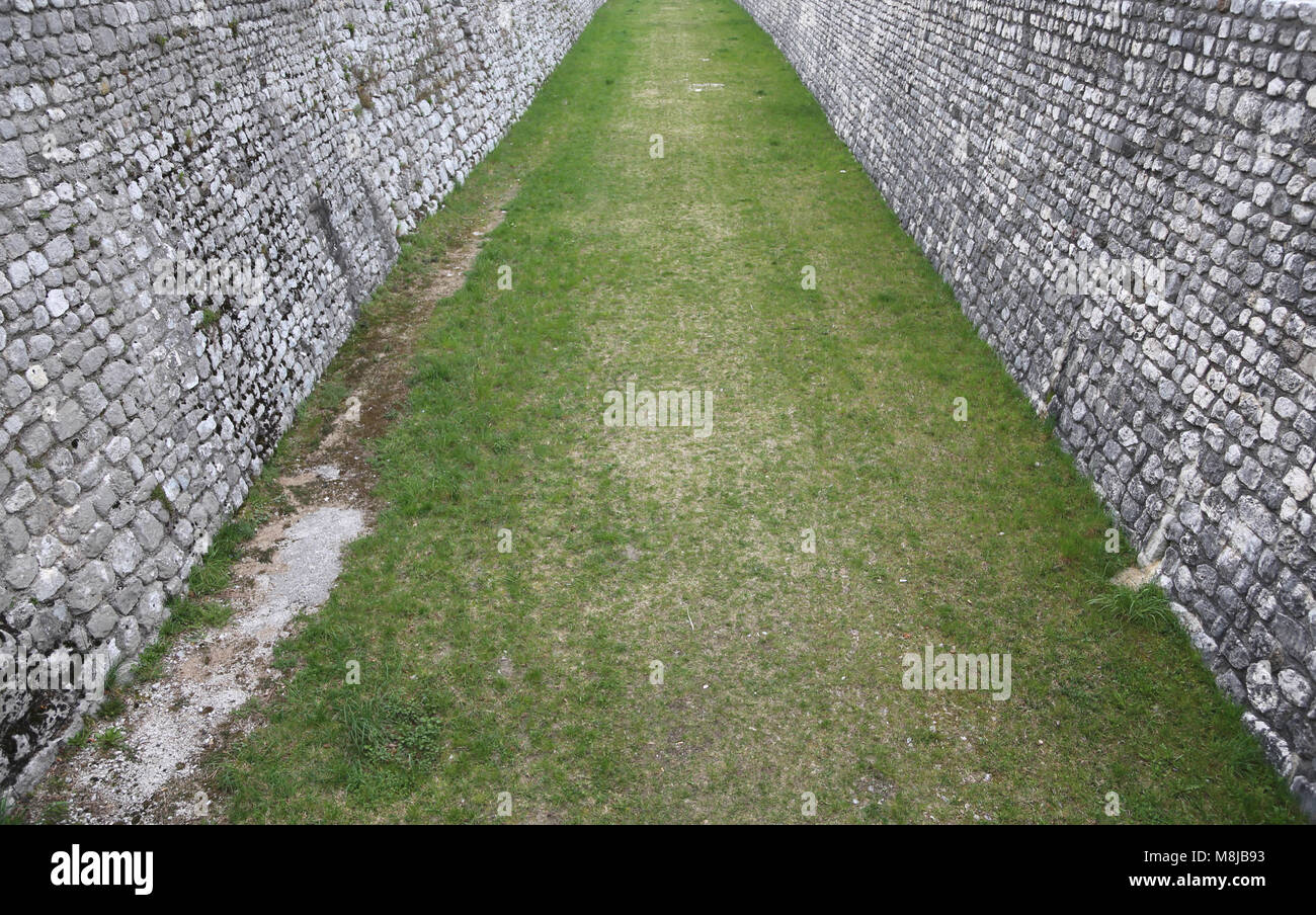 Haut mur d'un fossé anti-homme que la protection d'un ancien village médiéval Banque D'Images