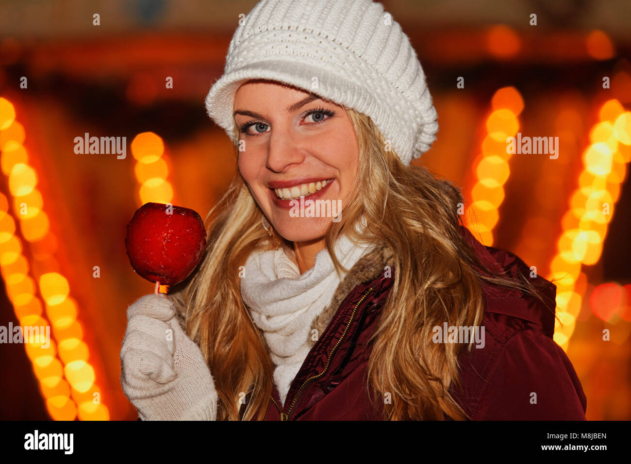 Jeune femme au marché de Noël de Heidelberg Banque D'Images