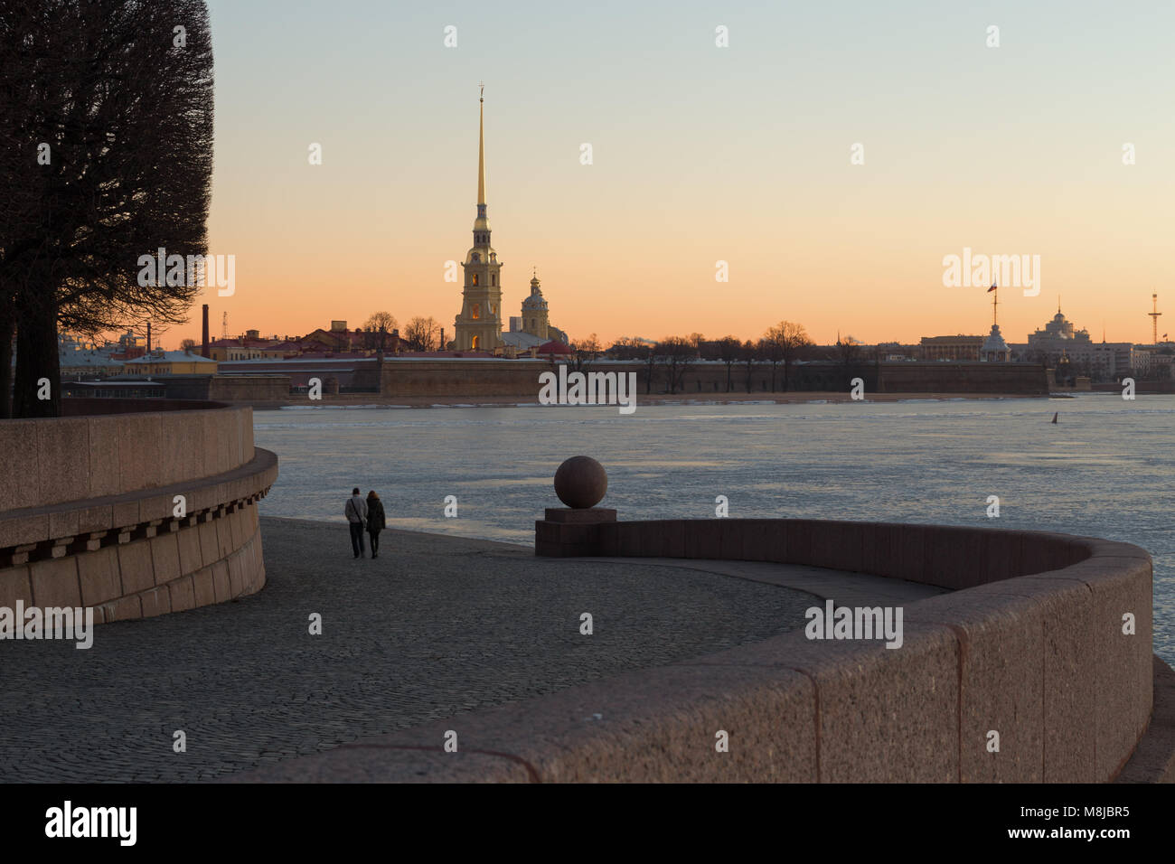 Couple rencontre une aube sur la pointe de l'île Vassilievski. Saint Petersburg, Russie Banque D'Images