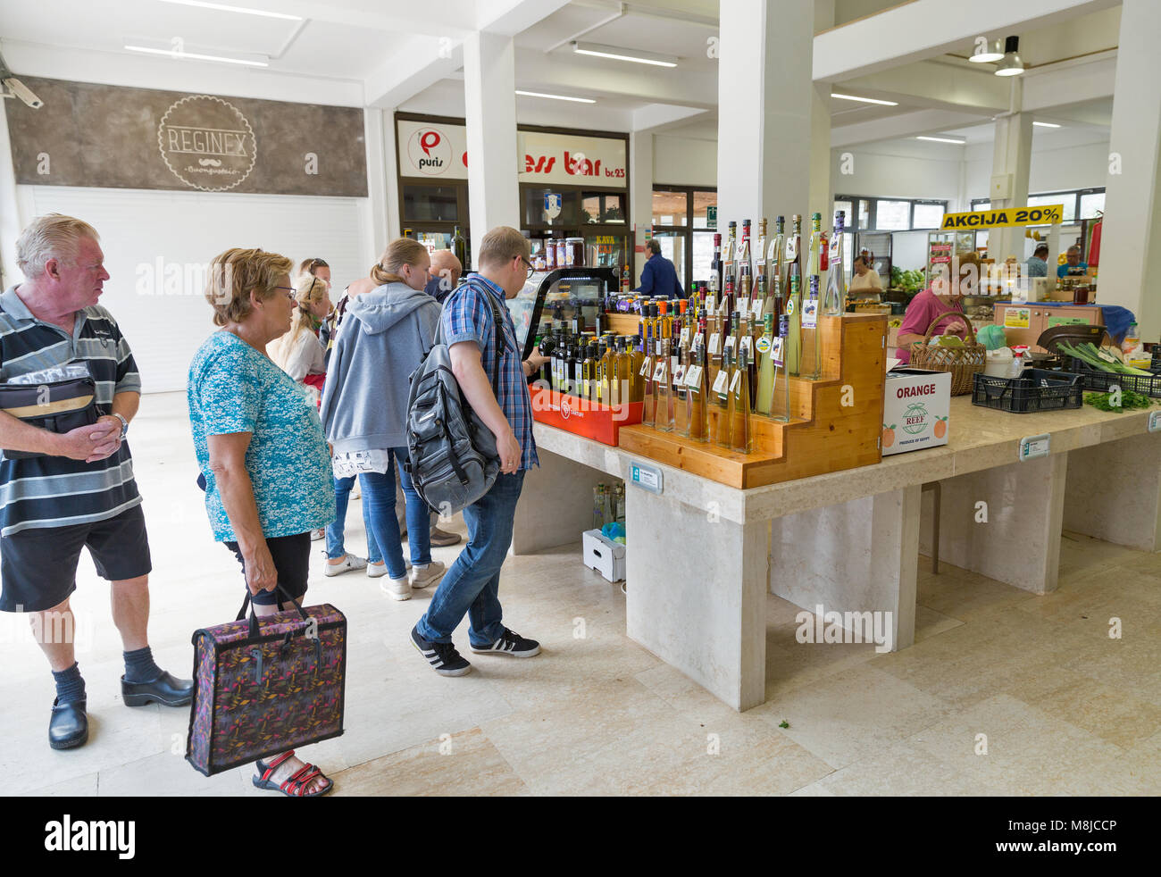 POREC, Croatie - le 21 septembre 2017 : Les gens achètent de l'huile d'olive et de l'alcool local des boissons sur le marché. Porec est une ville près de 2 000 ans et municipaux Banque D'Images