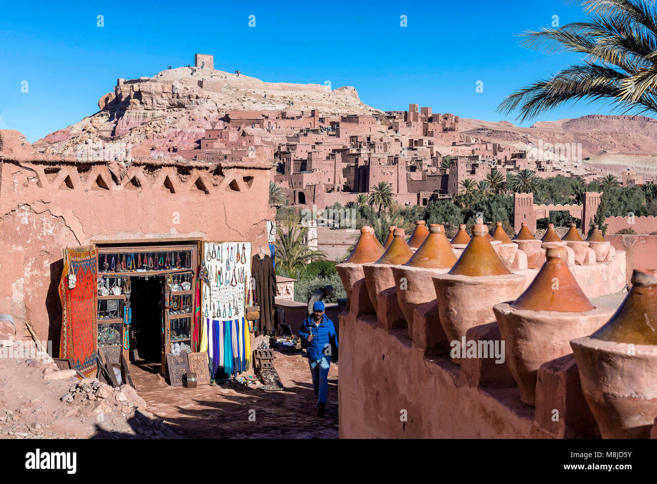 Ait Benhaddou, Maroc - 29 décembre 2017 : Le Ksar Ait Benhaddou vu depuis le côté moderne. Un excellent exemple de l'architecture de l'argile en terre marocaine Banque D'Images