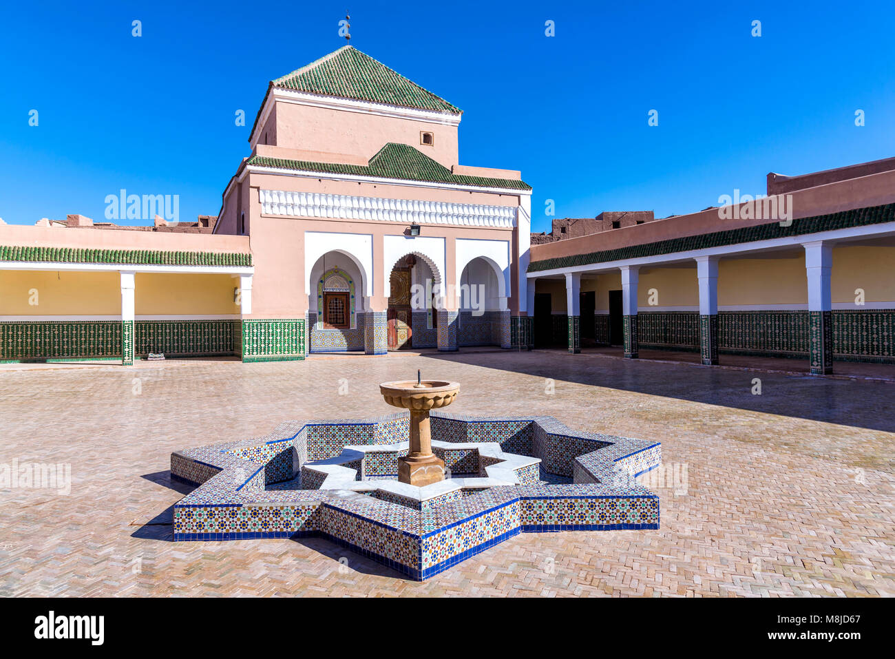 Tamegroute, Maroc - 27 décembre 2017 : le bâtiment et la cour du culte Zawiya Nasiriyya Banque D'Images