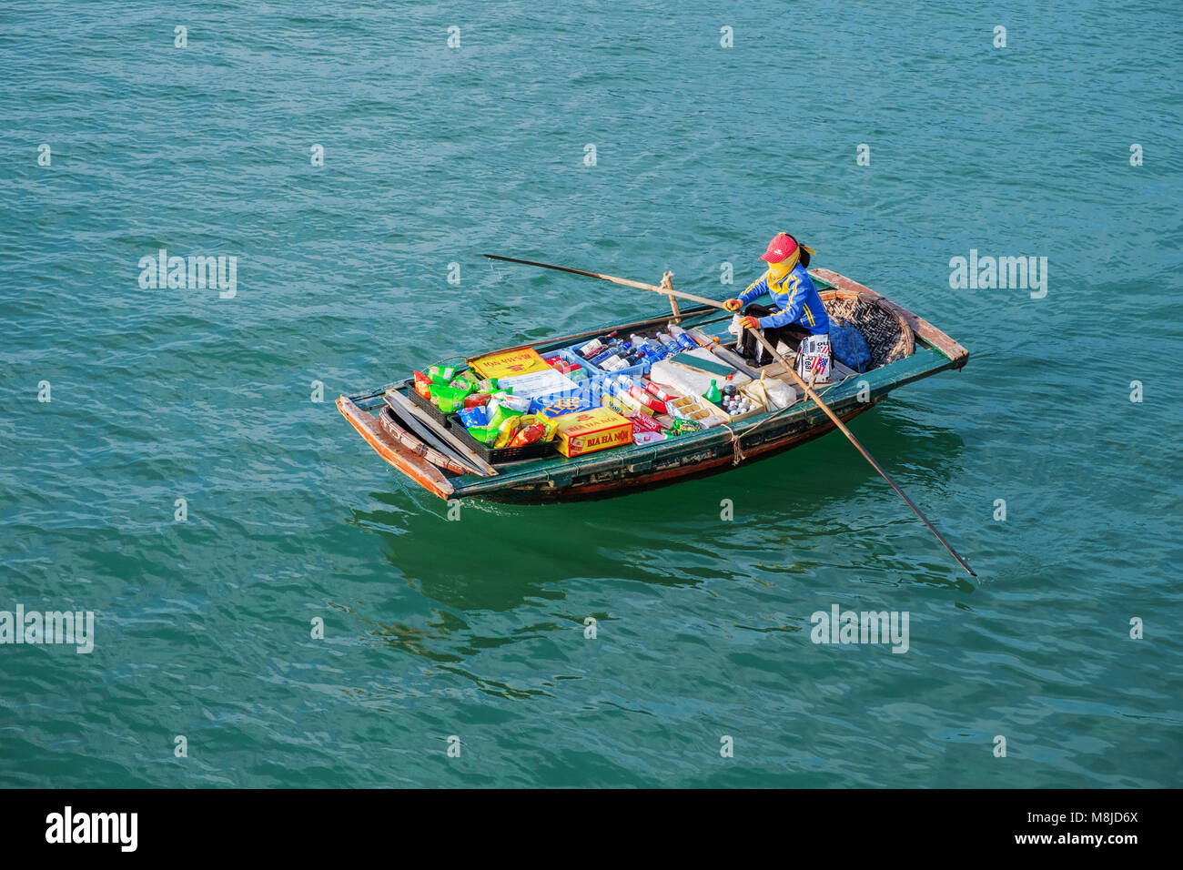 Halong, Vietnam, 15 mai 2017 : Marché flottant, la baie d'Ha Long, Vietnam. Femme vend des boissons et des collations à partir de bateau, la baie d'Halong. Vente de biens marchands. Asi Banque D'Images