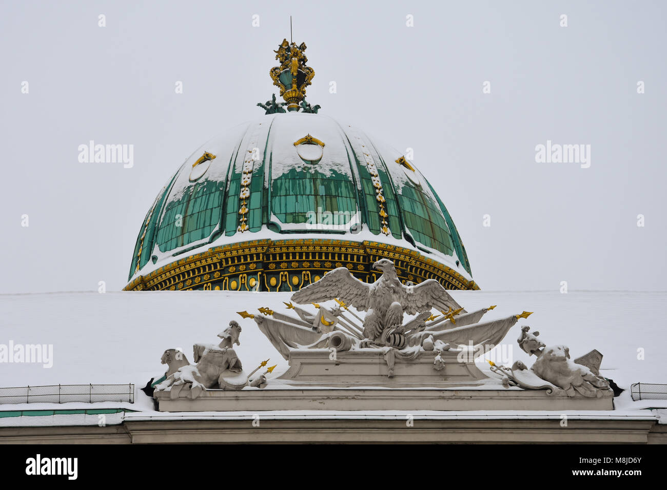 Vienne, Autriche. Le 1 février 2017. La Hofburg. Dome et Eagle après une énorme sculpture de neige Banque D'Images