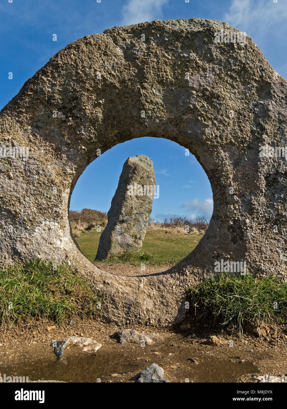 Les hommes un Tol menhirs près de Madron, Cornwall, England, UK Banque D'Images