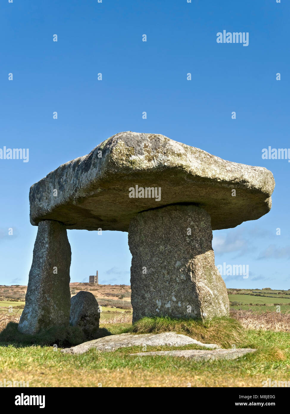 Lanyon Quoit (également connu sous le nom de table) du géant de pierres anciennes long barrow chambre funéraire près de Madron, Cornwall, England, UK Banque D'Images