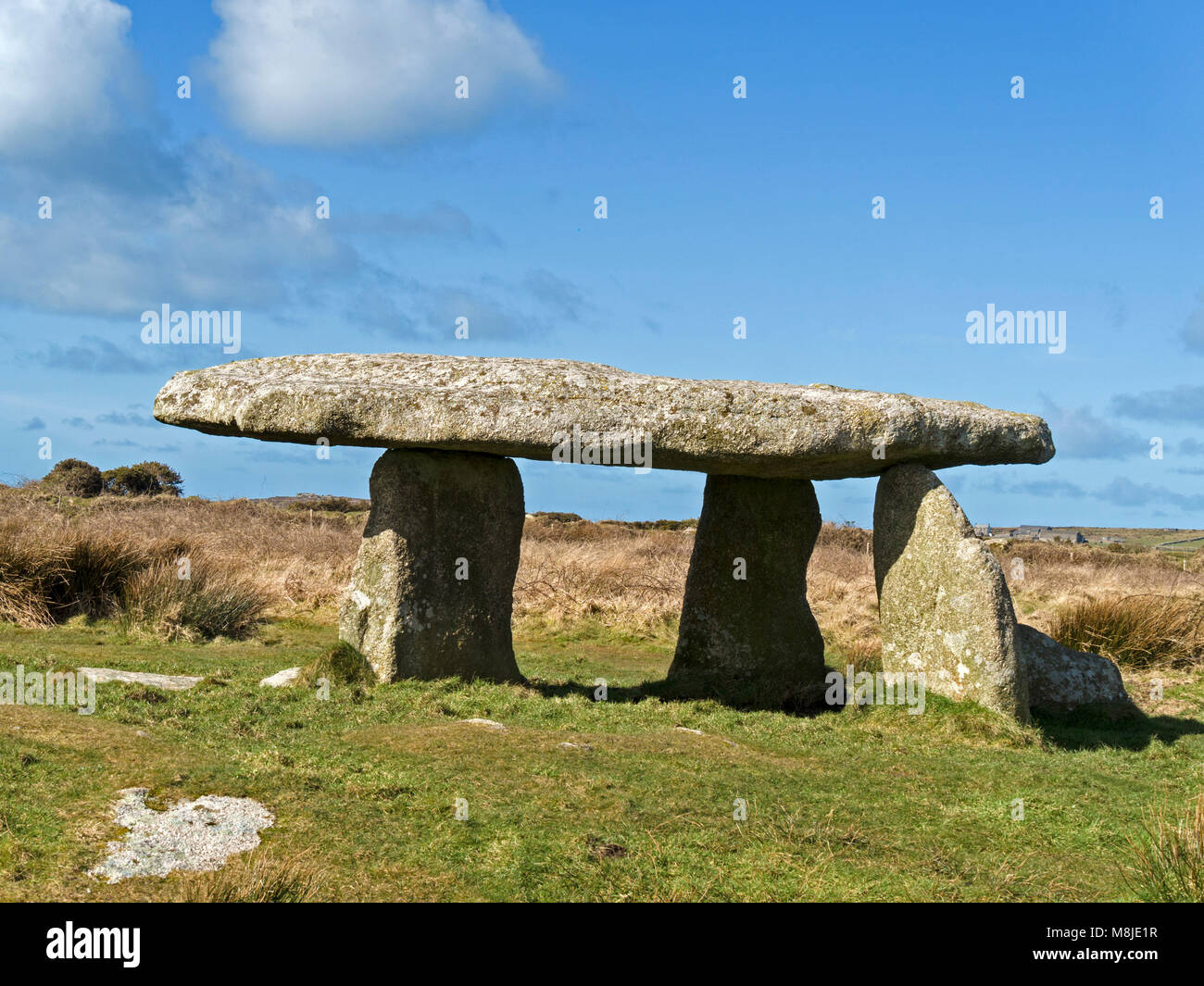 Lanyon Quoit (également connu sous le nom de table) du géant de pierres anciennes long barrow chambre funéraire près de Madron, Cornwall, England, UK Banque D'Images