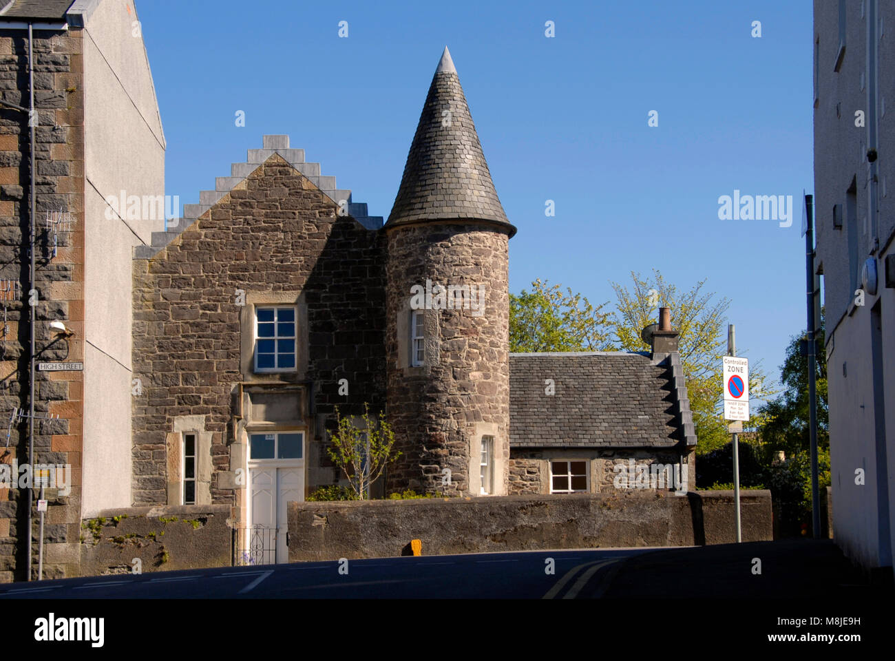 Maison en pierre avec tour ronde et toit conique, Oban, Scotland Banque D'Images