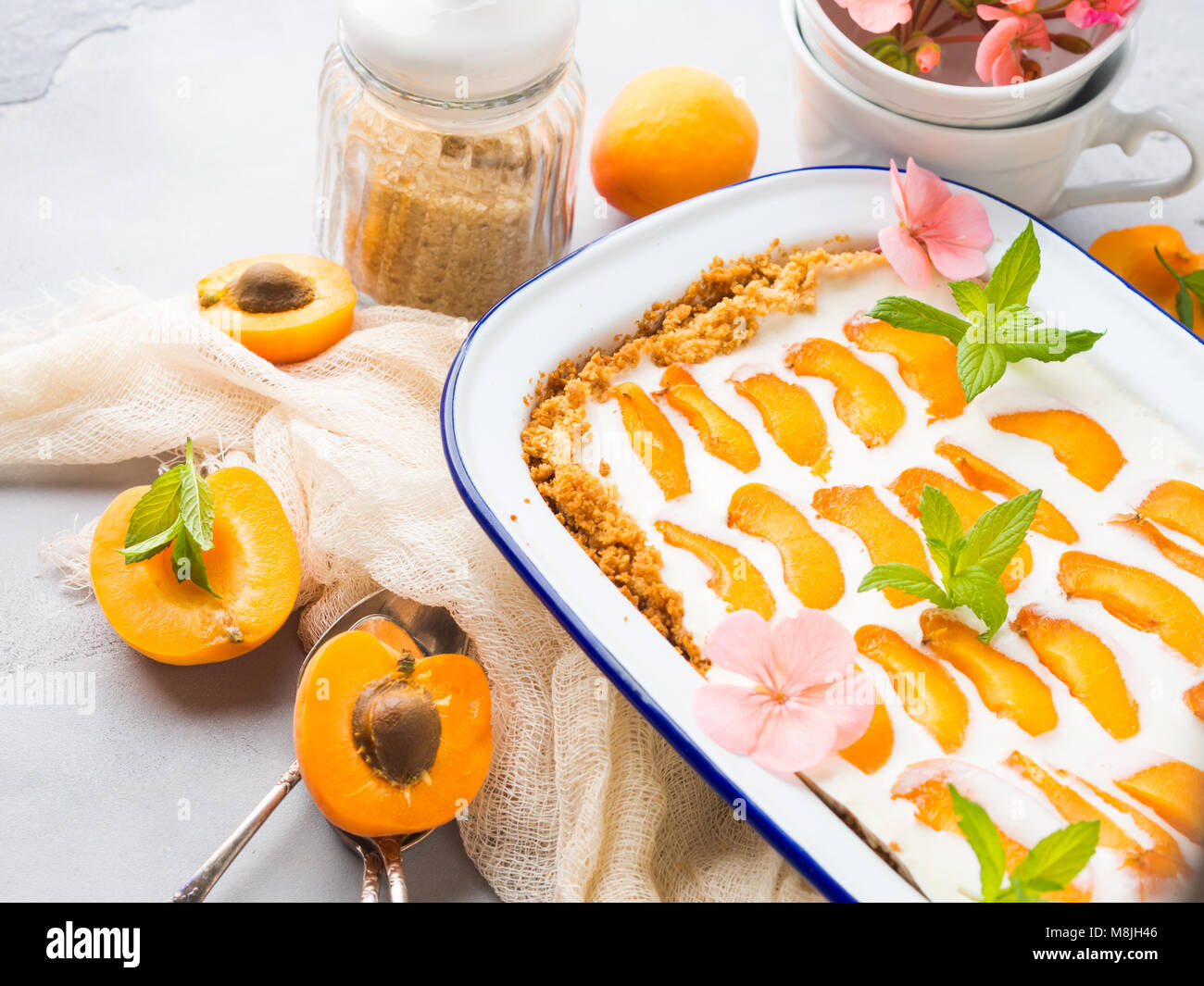 Accueil Faites Pas D Abricot Gateau Au Fromage Cuit Au Four D Email En Fer Blanc Sur Fond Gris Avec Des Fleurs Photo Stock Alamy