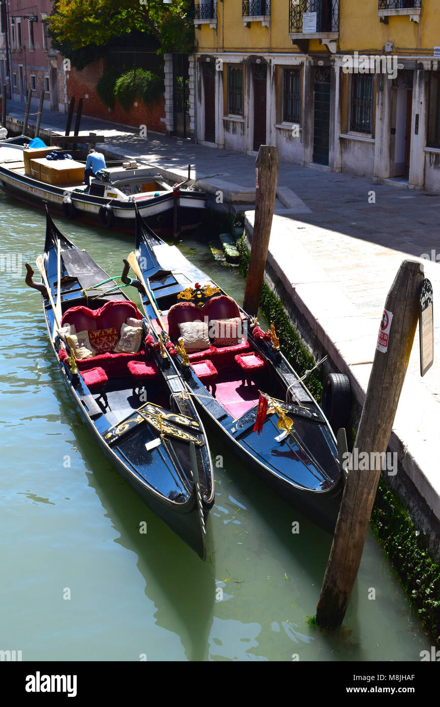 Gondoles sans équipage Amarrés sur le Grand Canal, Venise, Italie Banque D'Images