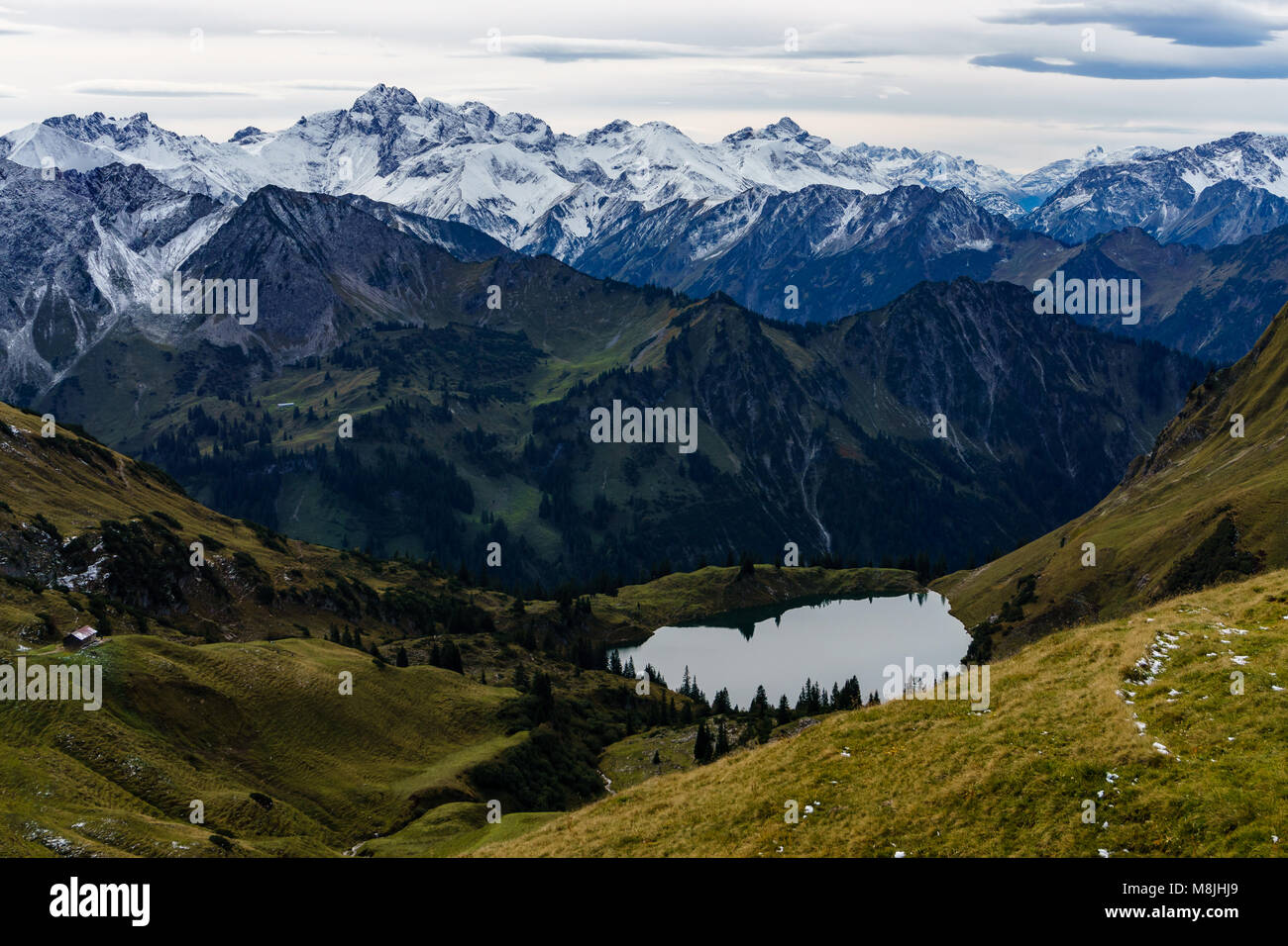 Lake dans le Seealpsee paysage de montagne des Alpes au-dessus de l'Allgau Oberstdorf, Allemagne. Banque D'Images