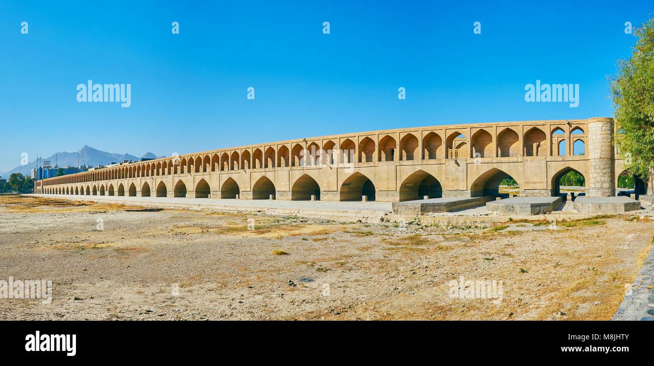 Panorama de la vieille brique arqua Si-O-se-pol, pont au-dessus de la rivière Zayandeh, Isfahan, Iran. Banque D'Images