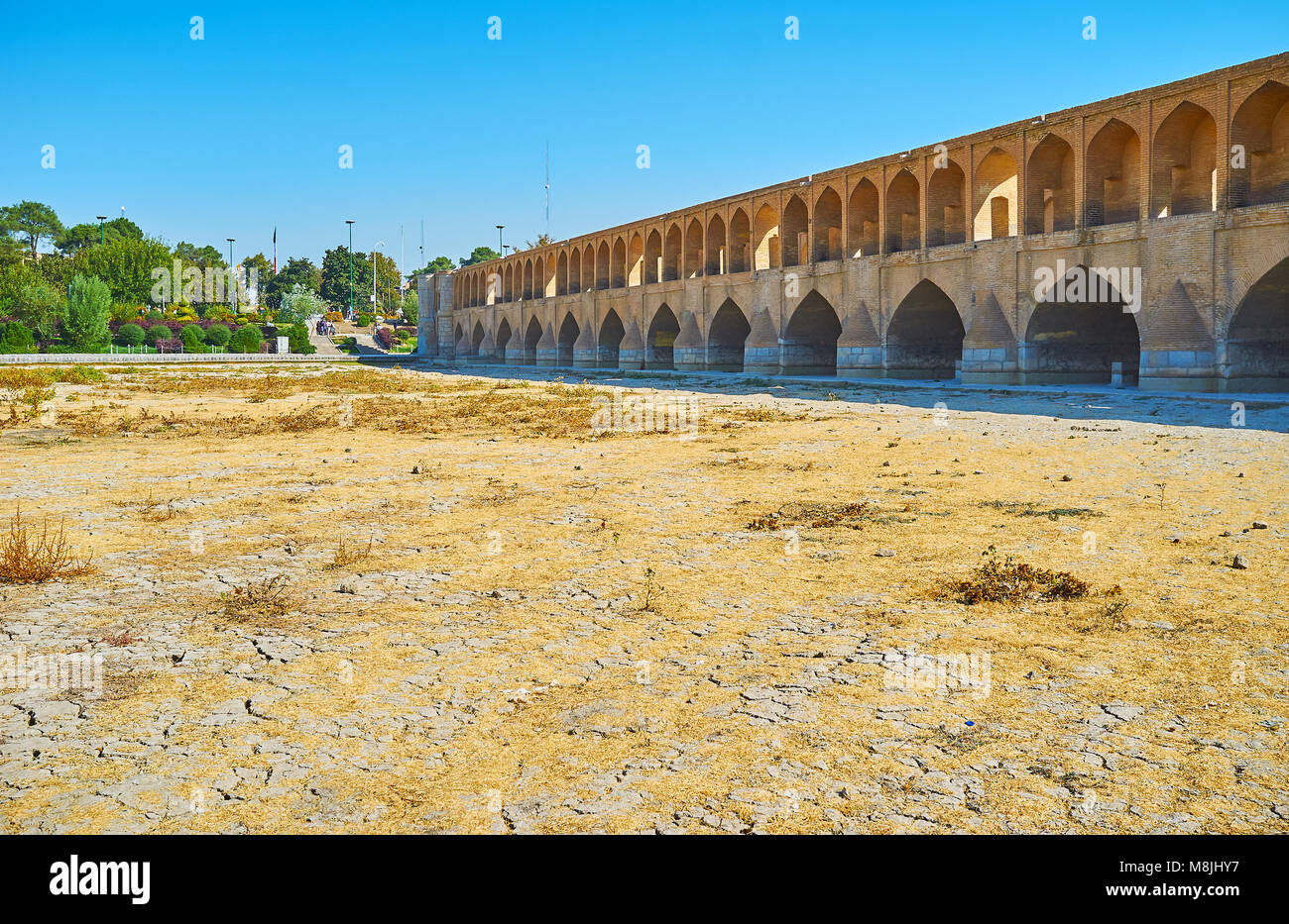 La pittoresque cité médiévale de Si-O-se-pont pol s'étend dans la rivière asséchée Zayanderud, Isfahan, Iran. Banque D'Images