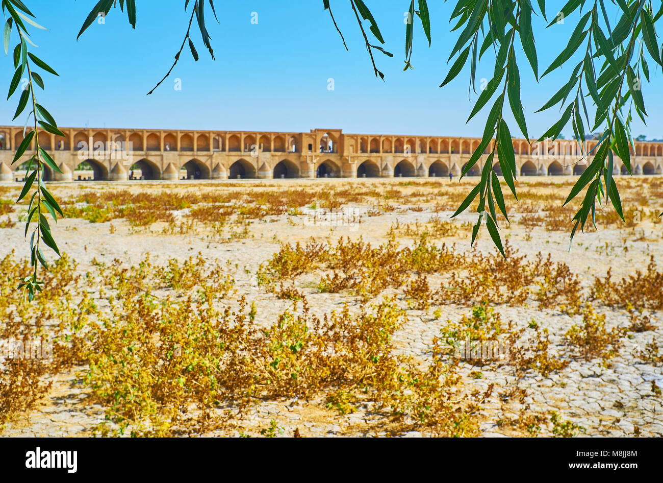 La cité médiévale de Si-O-se-pol bridge à travers les branches de saule vert, Koudak park, Isfahan, Iran. Banque D'Images