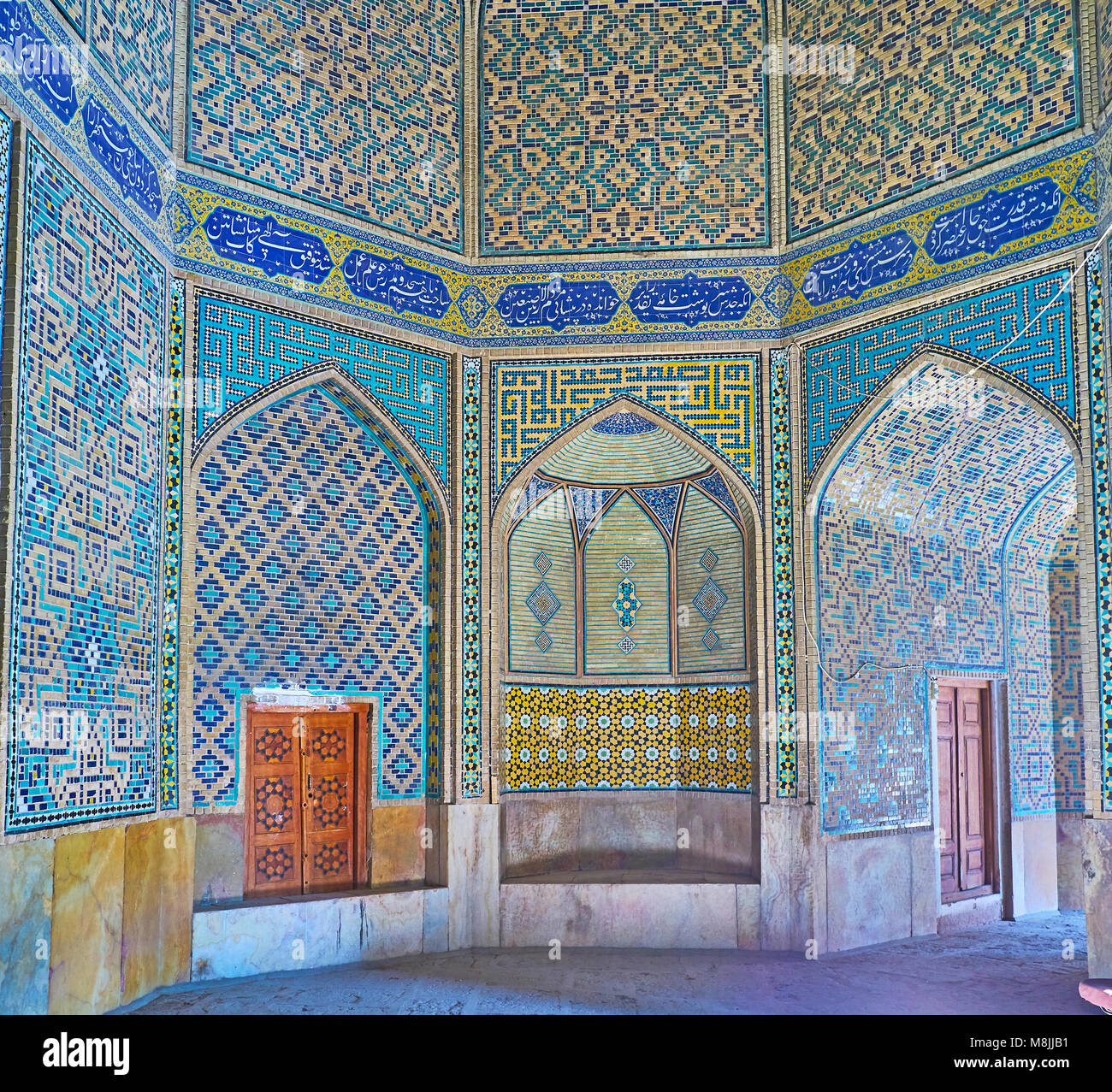 ISFAHAN, IRAN - 20 octobre 2017 : l'intérieur du panoramique Chaharbagh madraseh avec sol carrelé riches décors, de niches voûtées et inscriptions calligraphiques, sur l'O Banque D'Images