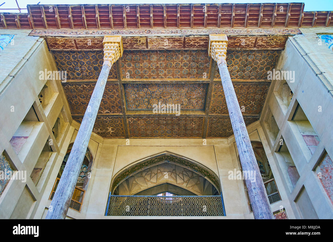 ISFAHAN, IRAN - 20 octobre 2017 : Le plafond en bois sculpté et minces piliers du porche de Hasht Behesht Palace, célèbre pour ses remarquables déco Banque D'Images